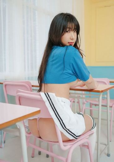 男子被扇耳光后连续击打女子头部