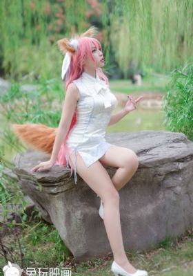 身披彩衣的姑娘