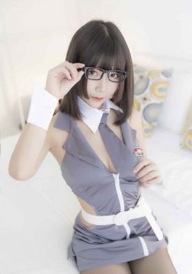火山口两个人